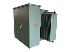 Transformador sumergido en aceite montado en una plataforma de tres fases