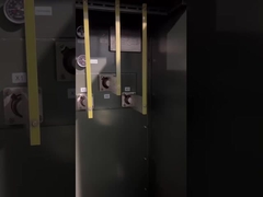 Transformador sumergido en aceite montado en una plataforma de tres fases