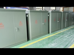 Transformador sumergido en aceite montado en una plataforma de tres fases